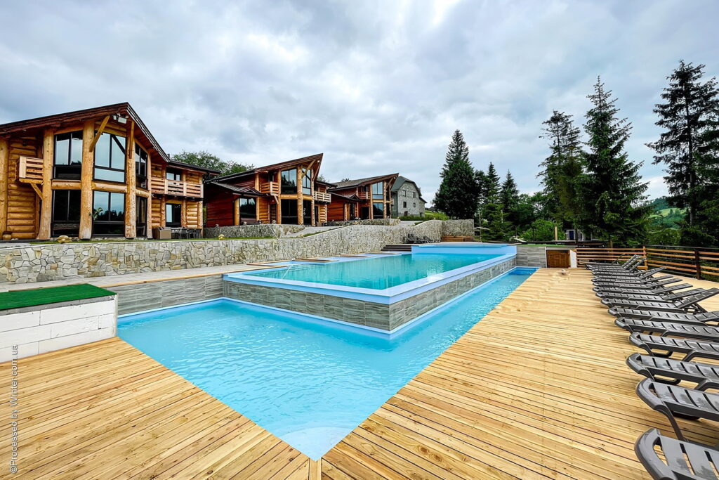 Котеджний комплекс «Adel resort» у Плаї