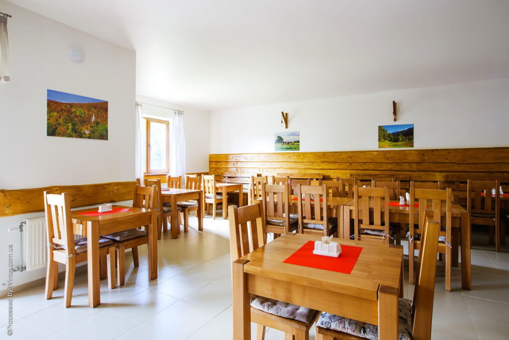 Кафе-закусочна міні-готелю «Vovk Gasthaus» в Сіняку