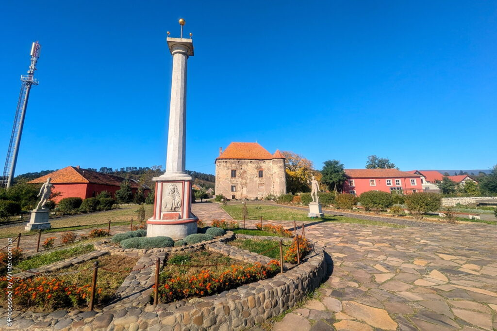 Замок Сент-Міклош у селищі Чинадієво