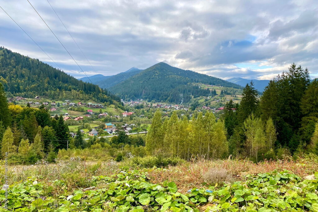 Село Татарів у долині гірської річки Прут