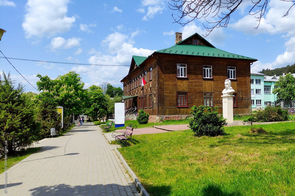 Музей Гуцульщини у Верховині