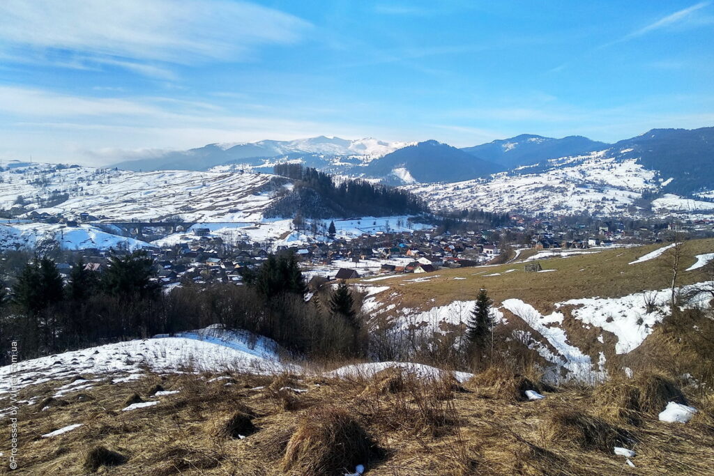 Панорама селища Ясіня в Закарпатській області