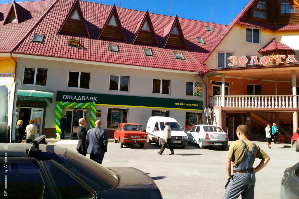 Відділення «Ощадбанку» з банкоматом у центрі Ясині